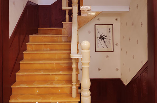 沐川中式别墅室内汉白玉石楼梯的定制安装装饰效果